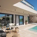 Hébergement de vacances Luxury With Heated Infinity Pool And Sauna