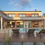 Luxury With Heated Infinity Pool And Sauna