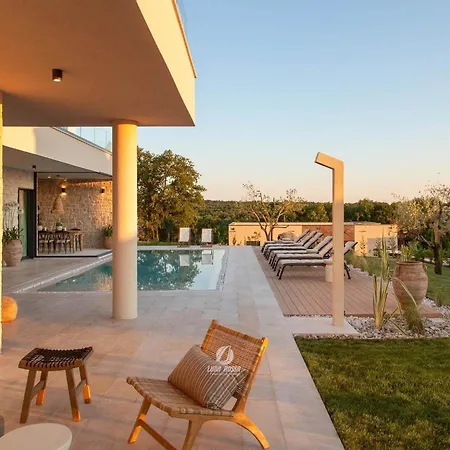 Luxury With Heated Infinity Pool And Sauna