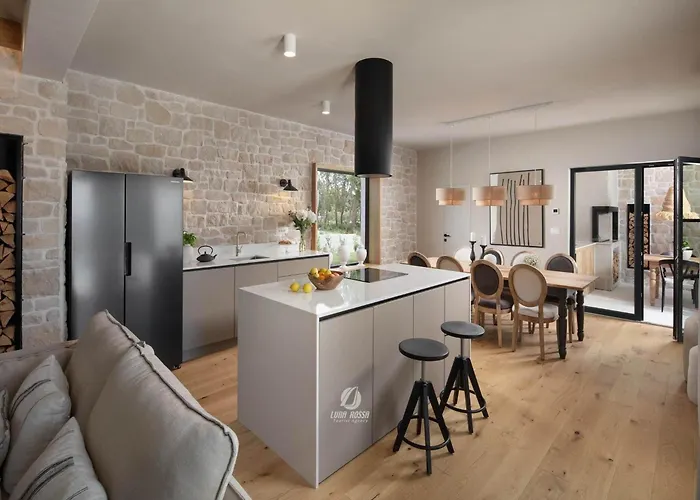 Vakantiehuis Luxury With Heated Infinity Pool And Sauna *