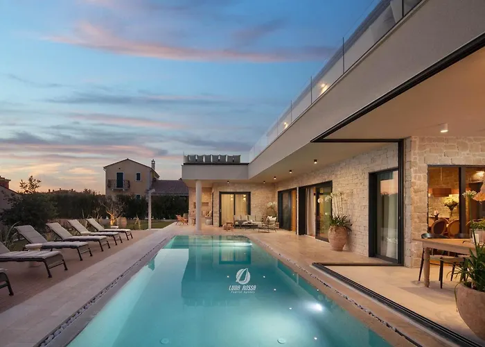 Luxury With Heated Infinity Pool And Sauna