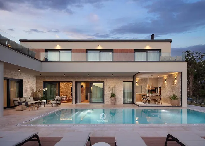 Luxury With Heated Infinity Pool And Sauna