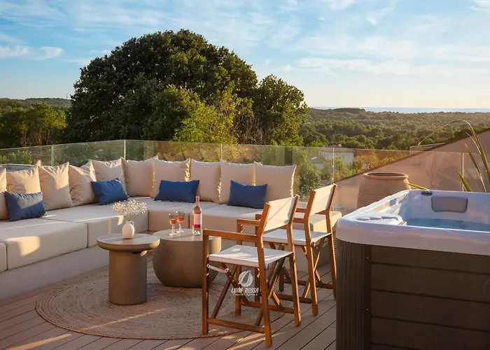 Luxury With Heated Infinity Pool And Sauna