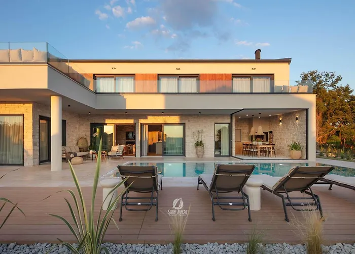 Luxury With Heated Infinity Pool And Sauna