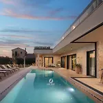 Luxury With Heated Infinity Pool And Sauna
