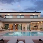 Luxury With Heated Infinity Pool And Sauna
