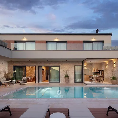 Luxury With Heated Infinity Pool And Sauna