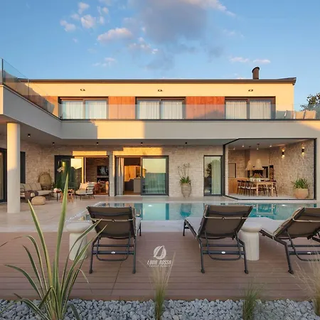Luxury With Heated Infinity Pool And Sauna