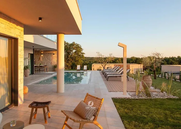 Luxury With Heated Infinity Pool And Sauna