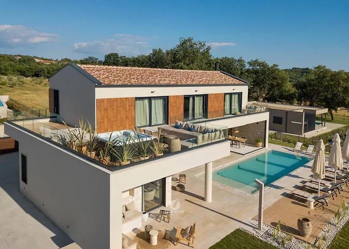 Luxury With Heated Infinity Pool And Sauna