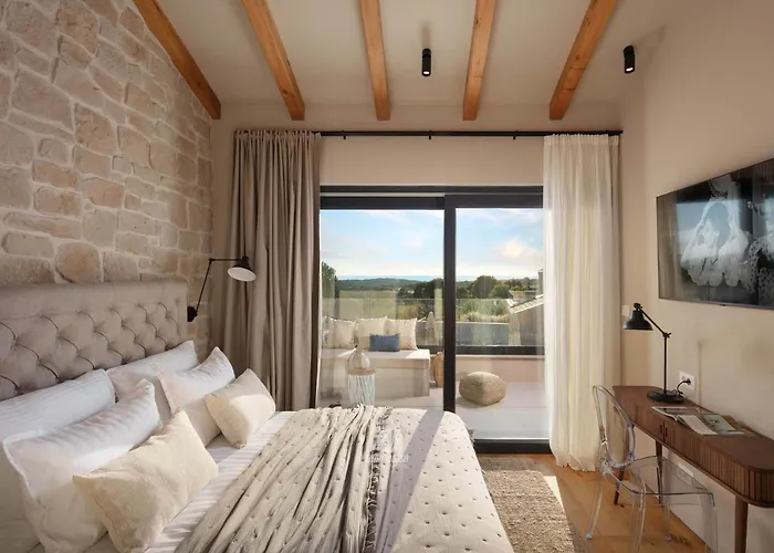 Luxury With Heated Infinity Pool And Sauna Holiday home